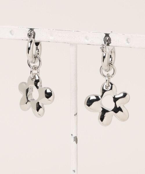 MOUSSY（マウジー）の「NUANCE FLOWER ピアス（ピアス（両耳用）・レディース・シルバー/ゴールド・FREE）」の13枚目の写真