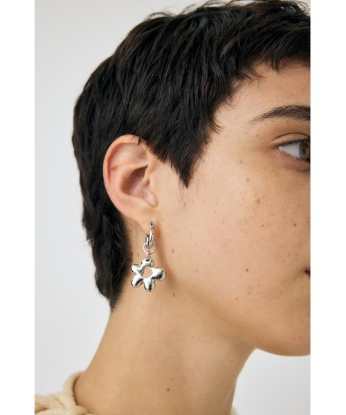 MOUSSY（マウジー）の「NUANCE FLOWER ピアス（ピアス（両耳用）・レディース・シルバー/ゴールド・FREE）」の7枚目の写真