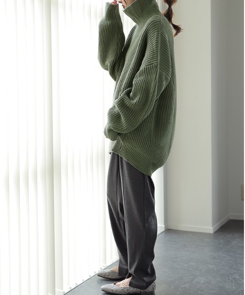 HUG.U(ハグユー)の「「ズルいニット」小顔 タートル オーバーサイズ(ニット/セーター・レディース・アイボリー/ブラック/グレー/アッシュブラウン/モスグリーン・FREE)」の18枚目の写真