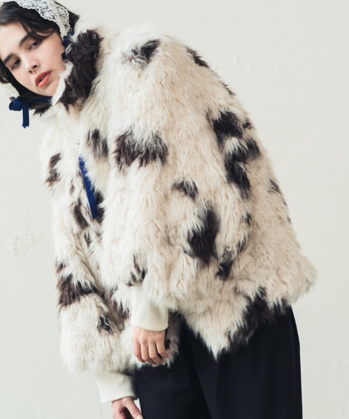 ORIENT MILLINERY(オリエント ミリナリー)の「VINTAGE LIKE COW FUR BLOUSON | ヴィンテージライク カウ柄ファー バルーンスリーブブルゾン(ブルゾン・レディース・ブラウン/アイボリー・FREE)」の2枚目の写真