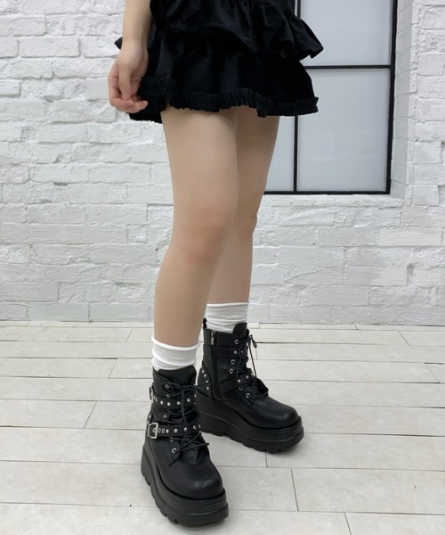 lilful(リルフル)の「スタイル盛れ ダブルベルト スタッズアクセント レースアップ 厚底ショートブーツ(ブーツ・レディース・ブラック・38/36)」の7枚目の写真