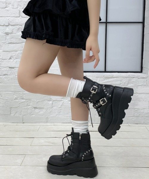 lilful(リルフル)の「スタイル盛れ ダブルベルト スタッズアクセント レースアップ 厚底ショートブーツ(ブーツ・レディース・ブラック・38/36)」の6枚目の写真