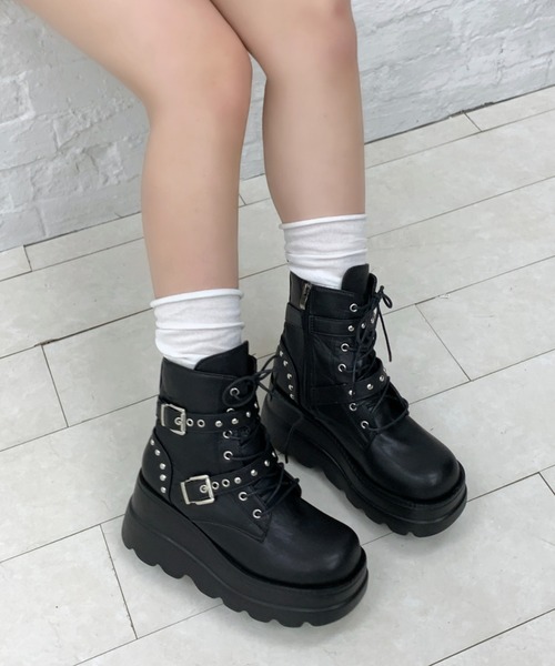 lilful(リルフル)の「スタイル盛れ ダブルベルト スタッズアクセント レースアップ 厚底ショートブーツ(ブーツ・レディース・ブラック・38/36)」の5枚目の写真