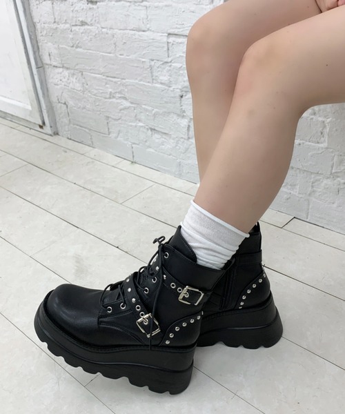 lilful(リルフル)の「スタイル盛れ ダブルベルト スタッズアクセント レースアップ 厚底ショートブーツ(ブーツ・レディース・ブラック・38/36)」の3枚目の写真