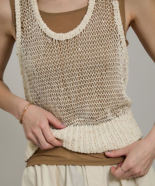 SALON adam et rope'（サロン アダム エ ロペ）の「ギマコットンスパンコールベスト/タンク（ベスト・レディース・チャコールグレー/オフホワイト/ブラウン系その他2・FREE）」の2枚目の写真