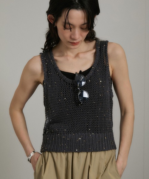 SALON adam et rope'（サロン アダム エ ロペ）の「ギマコットンスパンコールベスト/タンク（ベスト・レディース・チャコールグレー/オフホワイト/ブラウン系その他2・FREE）」の3枚目の写真