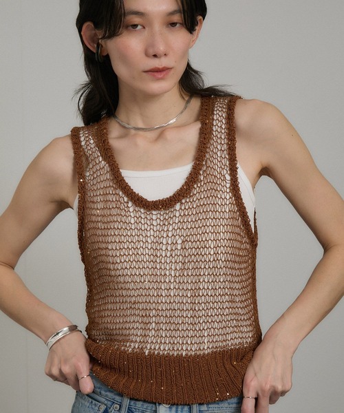 SALON adam et rope'（サロン アダム エ ロペ）の「ギマコットンスパンコールベスト/タンク（ベスト・レディース・チャコールグレー/オフホワイト/ブラウン系その他2・FREE）」の4枚目の写真