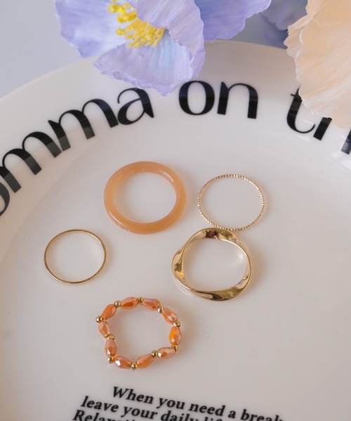 ammy.（エイミードット）の「【 ammy. / エイミードット 】 カラービーズ アクリル リング / 5個セット（リング・レディース・ブラック/モスグリーン/オレンジ/ホワイト・FREE）」の7枚目の写真