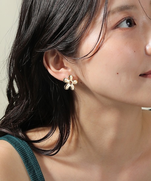 Monocoro toppi（モノコロトッピ）の「ニュアンス フラワー イヤリング（イヤリング・レディース・シルバー/ゴールド・フリー）」の2枚目の写真