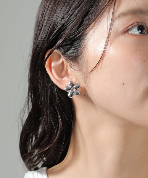 Monocoro toppi（モノコロトッピ）の「ニュアンス フラワー イヤリング（イヤリング・レディース・シルバー/ゴールド・フリー）」の4枚目の写真