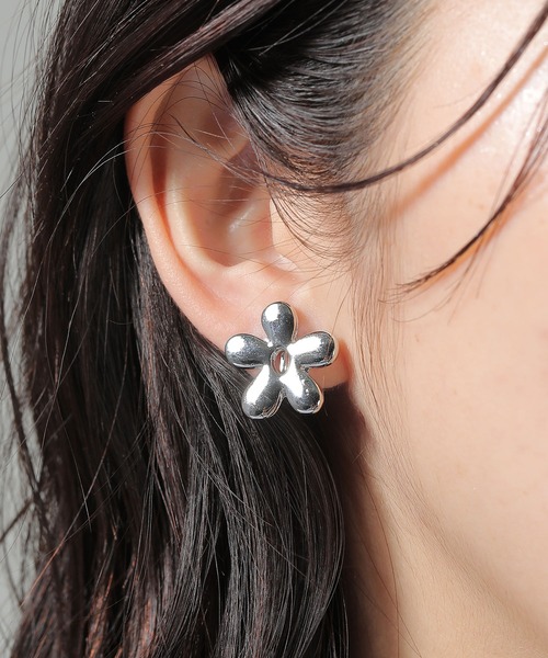 Monocoro toppi（モノコロトッピ）の「ニュアンス フラワー イヤリング（イヤリング・レディース・シルバー/ゴールド・フリー）」の5枚目の写真