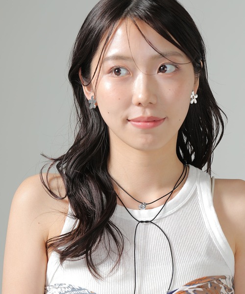 Monocoro toppi（モノコロトッピ）の「ニュアンス フラワー イヤリング（イヤリング・レディース・シルバー/ゴールド・フリー）」の3枚目の写真