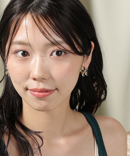 Monocoro toppi（モノコロトッピ）の「ニュアンス フラワー イヤリング（イヤリング・レディース・シルバー/ゴールド・フリー）」の6枚目の写真
