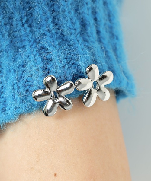 Monocoro toppi（モノコロトッピ）の「ニュアンス フラワー イヤリング（イヤリング・レディース・シルバー/ゴールド・フリー）」の10枚目の写真