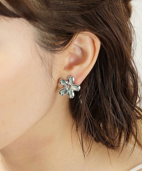 Monocoro toppi（モノコロトッピ）の「ニュアンス フラワー イヤリング（イヤリング・レディース・シルバー/ゴールド・フリー）」の8枚目の写真