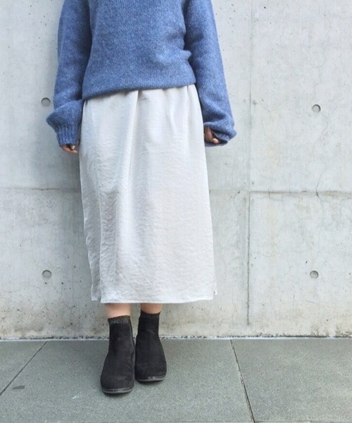 Kastane(カスタネ)の「サテンスリットロングスカート(スカート・レディース・ブラック/ライトグレー/オリーブ/ピンク・FREE)」の3枚目の写真