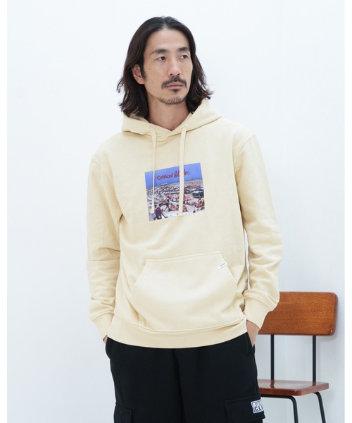 TCSS(ティーシーエスエス)の「HOODIE/Critical Slideクリティカルスライド(TCSS)ブランドロゴデザインフォトプリントフード付きプルパーカー(パーカー・メンズ・サンドベージュ・MEDIUM/LARGE/X-LARGE)」の2枚目の写真