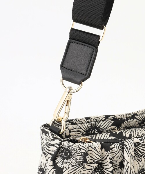 TOCCA(トッカ)の「FRILL POCHETTE ポシェット(ショルダーバッグ・レディース・ベージュ系/ブラック系/ブラック系1/アイボリー系/ブラウン系・F)」の11枚目の写真