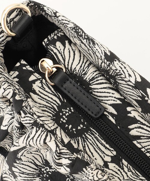 TOCCA(トッカ)の「FRILL POCHETTE ポシェット(ショルダーバッグ・レディース・ベージュ系/ブラック系/ブラック系1/アイボリー系/ブラウン系・F)」の8枚目の写真