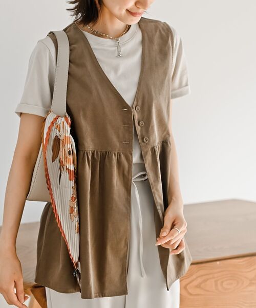 rps（アールピーエス）の「コーデュロイペプラムベスト（ベスト・レディース・モカ/チャコールグレー/ダークネイビー・フリー）」の2枚目の写真