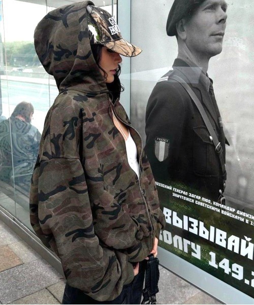 セール】バックナンバリングロゴカモフラ柄ジップアップパーカー