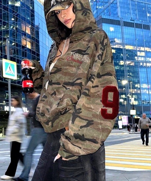 セール】バックナンバリングロゴカモフラ柄ジップアップパーカー