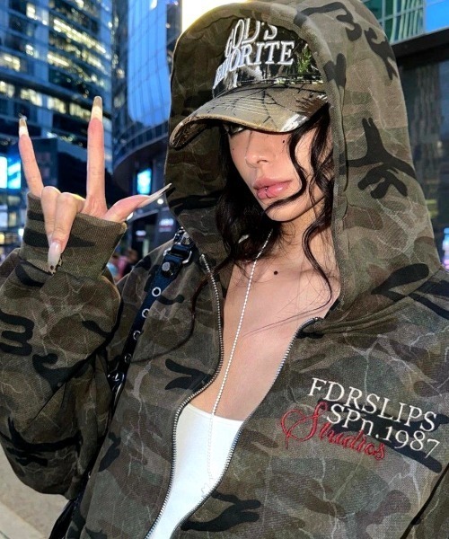 ✨極美品✨近年モデル レオナール メッシュ ジップ パーカー ロゴ 総柄 42 セール】バックナンバリングロゴカモフラ柄ジップアップパーカー