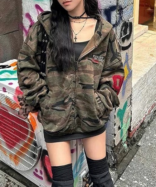 セール】バックナンバリングロゴカモフラ柄ジップアップパーカー