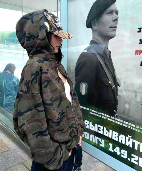 セール】バックナンバリングロゴカモフラ柄ジップアップパーカー