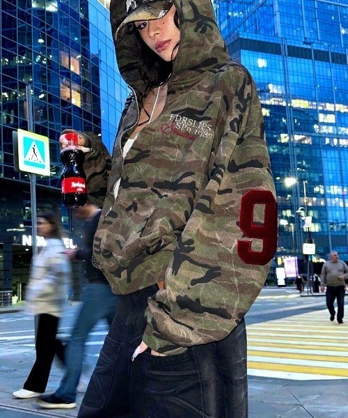 セール】バックナンバリングロゴカモフラ柄ジップアップパーカー