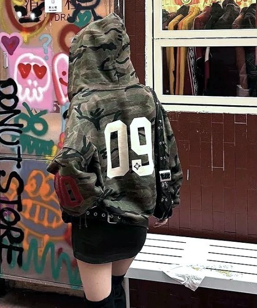 セール】バックナンバリングロゴカモフラ柄ジップアップパーカー