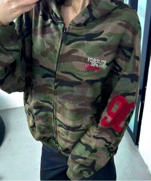セール】バックナンバリングロゴカモフラ柄ジップアップパーカー