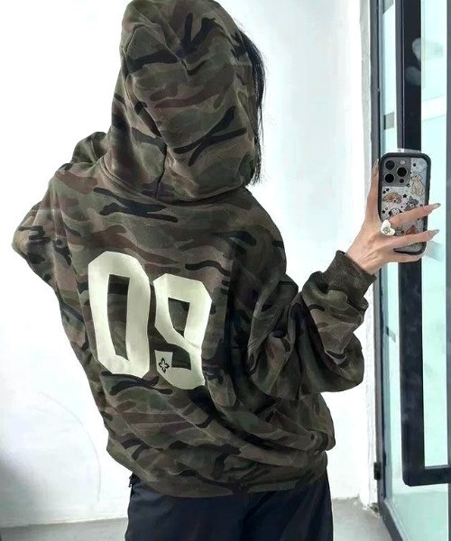 セール】バックナンバリングロゴカモフラ柄ジップアップパーカー