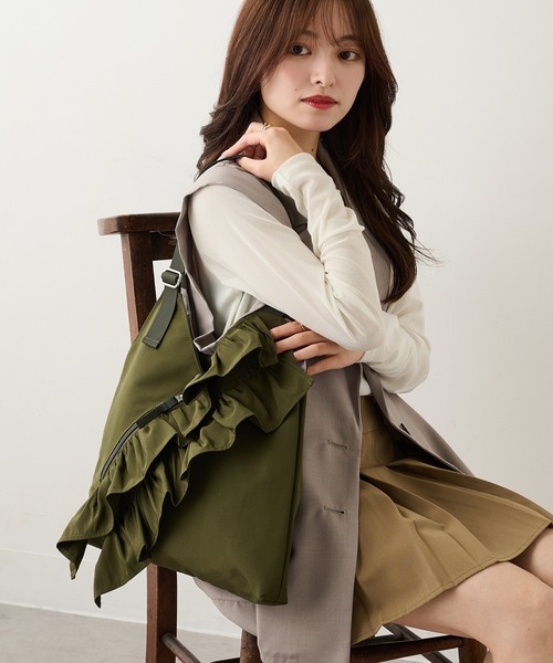 MAGASIN DE MODE Chou Chou(マガジンデモードシュシュ)の「【MAGASIN DE MODE Chou Chou】e.e.p フリルVカットトート SNBD(トートバッグ・レディース・ベージュ/ブラック/アイボリー/カーキ・FREE)」の4枚目の写真