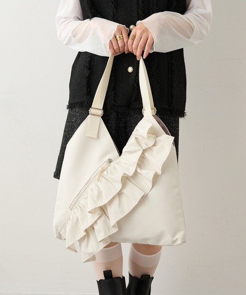 MAGASIN DE MODE Chou Chou(マガジンデモードシュシュ)の「【MAGASIN DE MODE Chou Chou】e.e.p フリルVカットトート SNBD(トートバッグ・レディース・ベージュ/ブラック/アイボリー/カーキ・FREE)」の2枚目の写真
