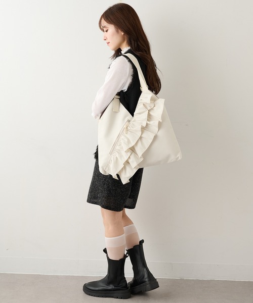 MAGASIN DE MODE Chou Chou(マガジンデモードシュシュ)の「【MAGASIN DE MODE Chou Chou】e.e.p フリルVカットトート SNBD(トートバッグ・レディース・ベージュ/ブラック/アイボリー/カーキ・FREE)」の17枚目の写真