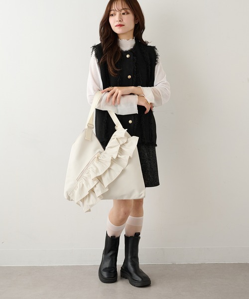 MAGASIN DE MODE Chou Chou(マガジンデモードシュシュ)の「【MAGASIN DE MODE Chou Chou】e.e.p フリルVカットトート SNBD(トートバッグ・レディース・ベージュ/ブラック/アイボリー/カーキ・FREE)」の18枚目の写真