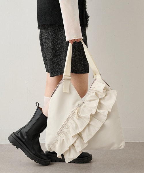 MAGASIN DE MODE Chou Chou(マガジンデモードシュシュ)の「【MAGASIN DE MODE Chou Chou】e.e.p フリルVカットトート SNBD(トートバッグ・レディース・ベージュ/ブラック/アイボリー/カーキ・FREE)」の16枚目の写真