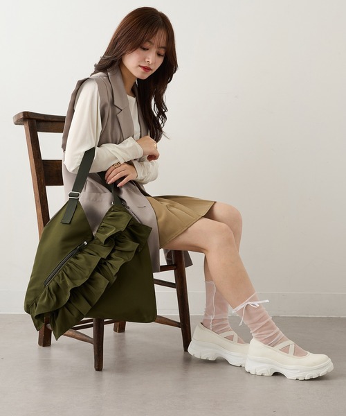 MAGASIN DE MODE Chou Chou(マガジンデモードシュシュ)の「【MAGASIN DE MODE Chou Chou】e.e.p フリルVカットトート SNBD(トートバッグ・レディース・ベージュ/ブラック/アイボリー/カーキ・FREE)」の7枚目の写真
