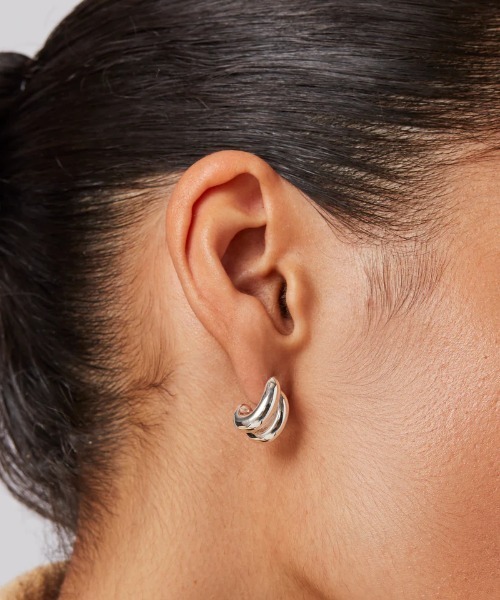 JENNYBIRD(ジェニーバード)の「【JENNY BIRD/ジェニーバード】ミニフープ風デザインピアス Mini Florence Earrings(ピアス(両耳用)・レディース・シルバー/ゴールド/シルバー×ゴールド・FREE)」の6枚目の写真