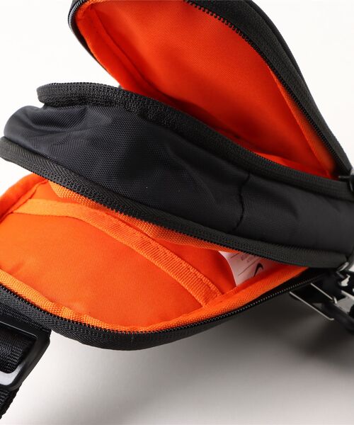 NIKE(ナイキ)の「《NIKEアパレル》Sportswear Commute(ボディバッグ/ウエストポーチ・メンズ・ブラック/グリーン系その他・フリー)」の5枚目の写真