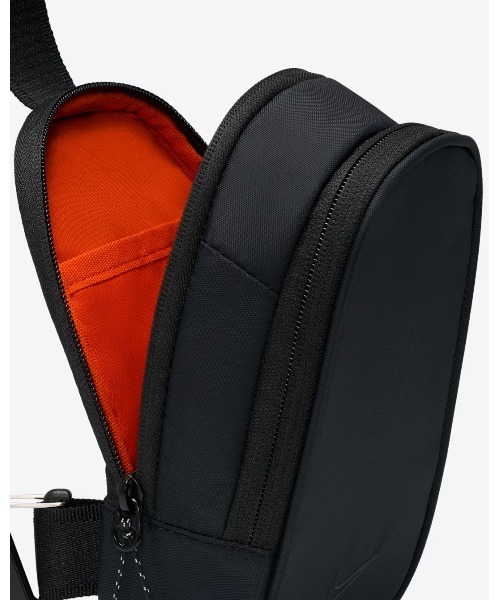 NIKE(ナイキ)の「《NIKEアパレル》Sportswear Commute(ボディバッグ/ウエストポーチ・メンズ・ブラック/グリーン系その他・フリー)」の9枚目の写真
