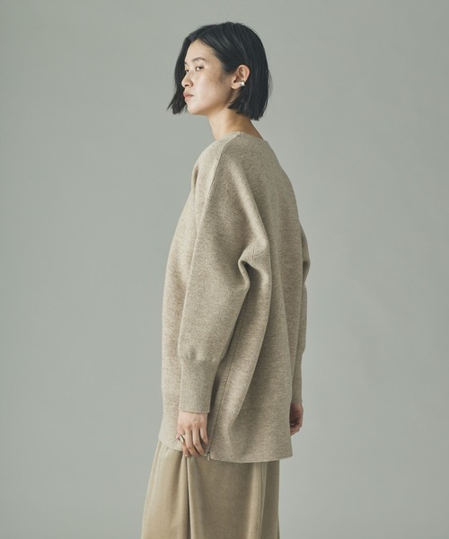 Curensology(カレンソロジー)の「Curensology(カレンソロジー)/ダブルフェイスロングニットプルオーバー(ニット/セーター・レディース・グレー/ライトベージュ・FREE)」の4枚目の写真