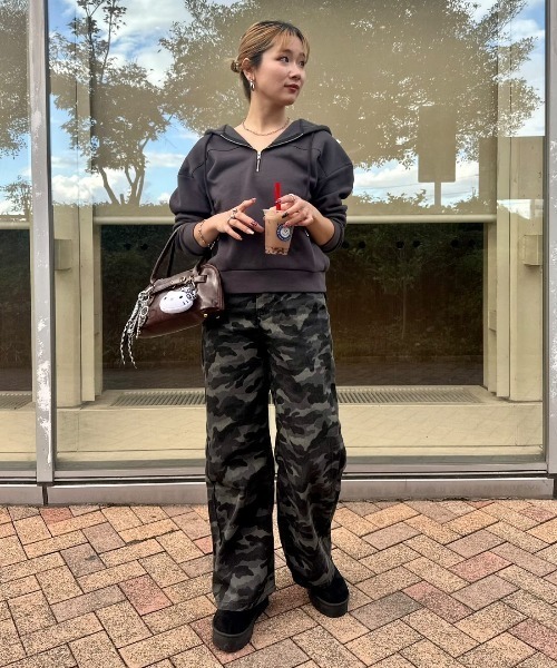 Belle Cie(ベルシー)の「Y2Kストリートローウエスト迷彩ルーズワイドパンツ(その他パンツ・レディース・グレー・L/XL/XXL/XXXL)」の1枚目の写真