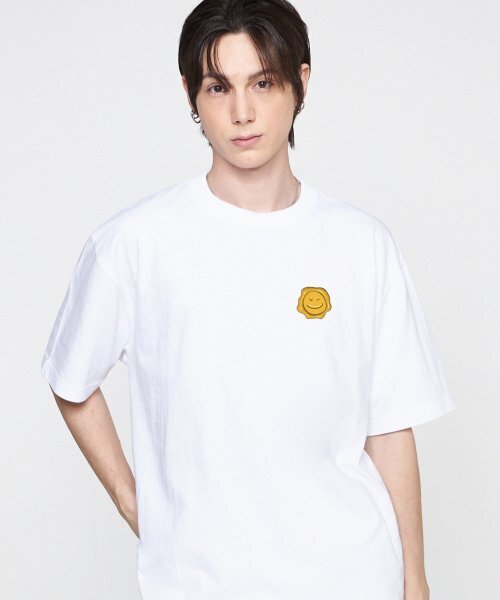 GRAVER（グレーバー）の「[ユニセックス]イエロースリングスモールドローイングスマイル半袖Tシャツ_ホワイト（Tシャツ/カットソー・レディース・ホワイト・X-LARGE/SMALL/MEDIUM/LARGE）」の2枚目の写真