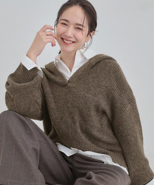 DRESKIP（ドレスキップ）の「【S-LL】お顔周りをすっきり魅せる ふんわり Vネックフードニット（ニット/セーター・レディース・グレー/ブルー系その他/ブラウン系その他・01/02/03/04）」の2枚目の写真