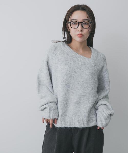 SENSE OF PLACE by URBAN RESEARCH(センスオブプレイスバイアーバンリサーチ)の「アシメネックニット(ニット/セーター・レディース・レッド/グレー/アイボリー/ブラック/ライトブルー・ONE)」の3枚目の写真