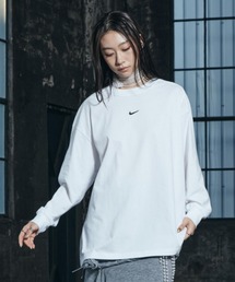 NIKE（ナイキ）の「ナイキ スポーツウェア ウィメンズ オーバーサイズド ロングスリーブ Tシャツ   Nike Sportswear Women's Oversized Long-Sleeve T-Shirt IH7599-100 White（Tシャツ/カットソー）」