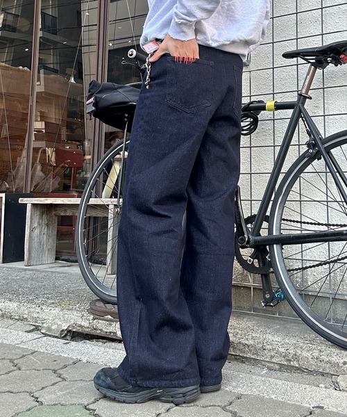 UNDERSTATEMENTs(アンダーステイトメント)の「【ユニセックス】配色ステッチ合皮パッチストレートデニムパンツ(デニムパンツ・メンズ・ブルー/グレー/ブラック/ブラック系その他/インディゴブルー・LARGE/MEDIUM/SMALL)」の4枚目の写真