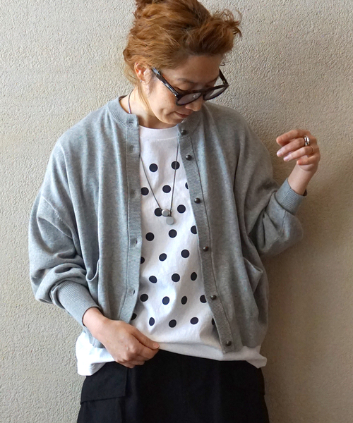 JOURNAL STANDARD LUXE（ジャーナルスタンダード　ラックス）の「ハイツイストテンジク クルーネックカーディガン（ニット/セーター・レディース・ブラック/オレンジ/ブルー/グレー・FREE）」の2枚目の写真